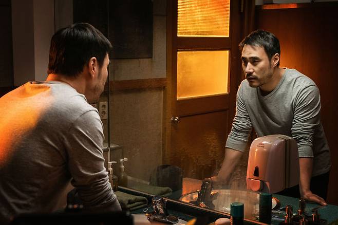 출처: 영화 <변신> 표지 및 이하 사진 ⓒ (주)에이스메이커무비웍스