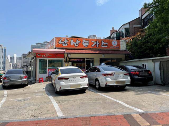 13일 오전 소파로 23번지 남산돈가스 앞에 차들이 줄지어 서있다. 장윤서 인턴기자