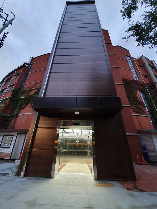 충남 천안에 위치한 장애인 특수학교 `나사렛새꿈학교`에 2019년 설치된 엘리베이터 `엑스베이터`. /사진 제공=송산특수엘리베이터