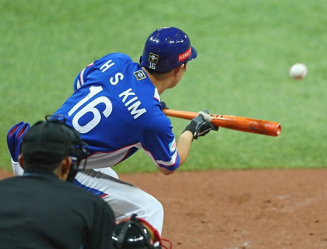 2019 WBSC 프리미어12, 김하성의 희생 번트 류영석 기자 2019.11.7