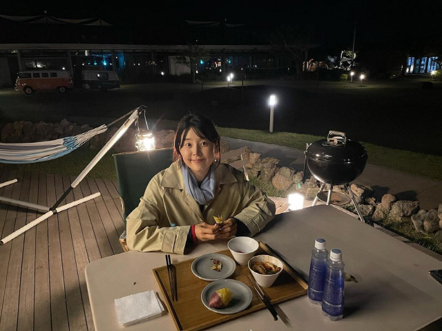 Actor Han Ji-hye enjoyed a barbecue on his last Weekend in Jeju Island.Han Ji-hye wrote on his Instagram account on Sunday: The last Weekend in Jeju Island is a barbecue and a sweet potato mammuuri to eat outdoors!Sweet potatoes were honey flavors. The photo shows Han Ji-hye and Husband enjoying a barbecue outdoors.After pregnancy, Han Ji-hye, who shows off her more luscious beauty, spent her own time enjoying the last Weekend in Husband and Jeju Island.Oh Yoon-a, who saw the photo, commented, You have had a happy time, and Han Ji-hye replied, Lets go to your sisters soul.Han Ji-hye, who had been living in Jeju along Husband, recently announced that he was leaving Jeju Island due to Husbands Seoul announcement.Meanwhile, Han Ji-hye, who was 6 years old in 2010 and married, received a lot of celebrations last year after announcing the news of pregnancy in 10 years of marriage.Han Ji-hye is scheduled for Child Birth in June.