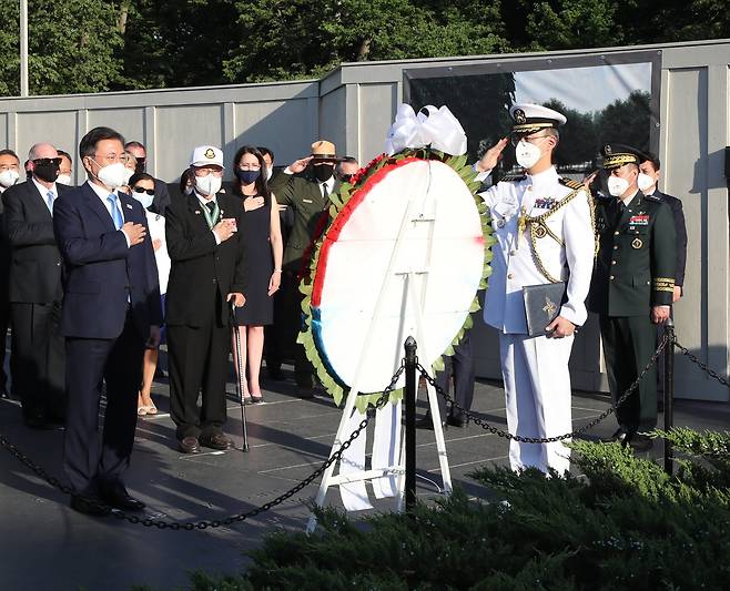 문재인 대통령이 21일 오후(현지시간) 워싱턴 한국전 참전기념비 공원에서 열린 한국전 전사자 추모의 벽 착공식에서 양국 참전용사들과 헌화하고 있다. 연합뉴스