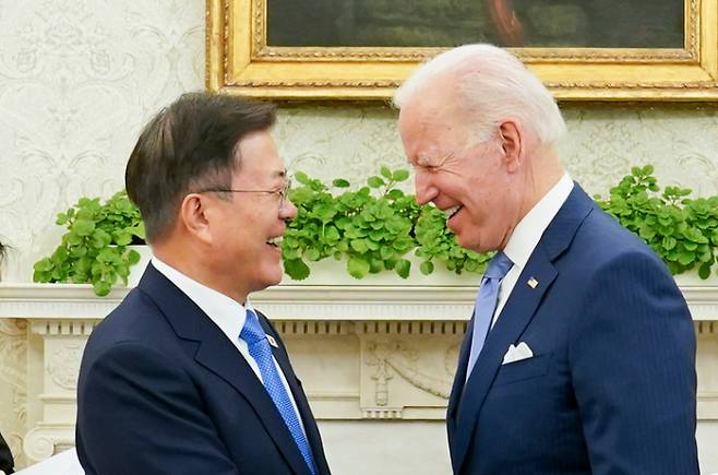 마스크 없이 대화하는 한미 정상. 연합뉴스