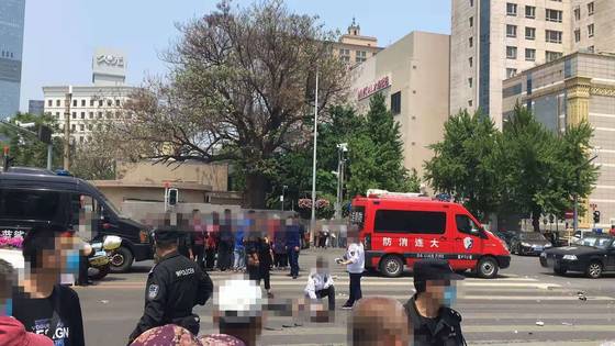 현장은 순식간에 아수라장으로 변했다. 부상자 구조에 나선 다롄시 경찰과 구조대. [화면출처: 웨이보]