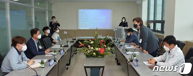 노옥희 울산시교육감이 24일 울주군 길천산업단지 내 고졸취업 우수기업 린노알루미늄(이세영 대표)을 방문해 간담회를 갖고, 취업한 학생들을 격려했다.(울산교육청 제공)© 뉴스1