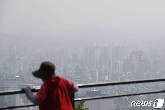 수도권·강원권·충청권·호남권·제주권의 미세먼지 농도가 '나쁨'으로 예보된 24일 오전 서울 중구 남산에서 바라본 서울 도심이 뿌옇다. 2021.5.24/뉴스1 © News1 이승배 기자