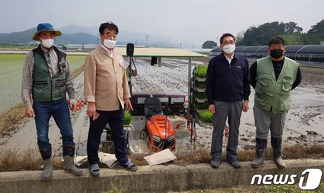 충북농협은 24일 청주시 청원구 북이면 석성리에서 벼 드문 모심기(모내기) 시연회를 진행했다.(충북농협 제공).2021.5.24/© 뉴스1