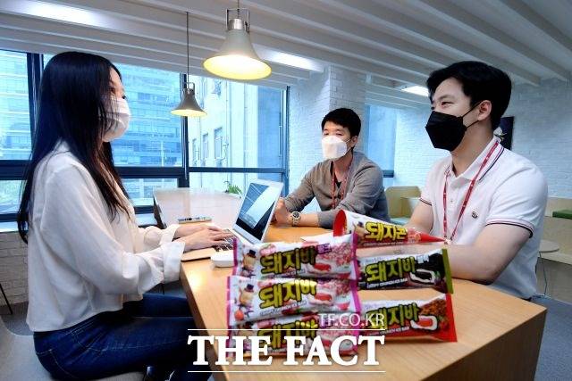 한석재 매니저와 이승기 책임은 앞으로도 MZ세대를 겨냥한 다양한 마케팅을 적극적으로 연구하고 시행에 옮기겠다는 계획이다. /이선화 기자