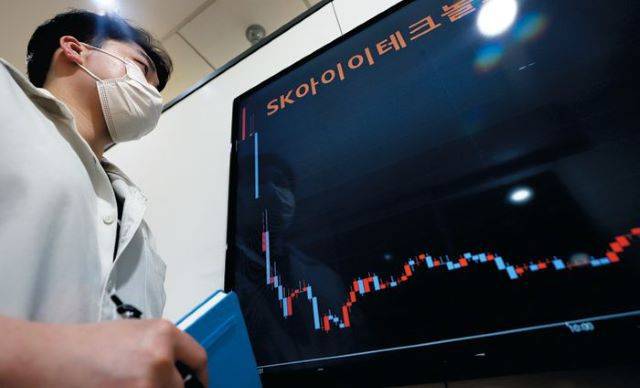 코로나 사태 이후 개인들의 뜨거운 재테크 관심은 동학-서학 개미 현상으로 나타났다.  사진은 지난 5월 11일 상장한 SK IET(아이이테크놀로지)의 주가를 바라보고 있는 투자자 모습./연합뉴스