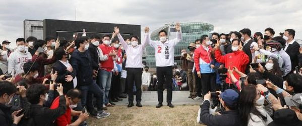 국민의힘 오세훈 당시 서울시장 후보와 공동선대위원장인 국민의당 안철수 대표가 지난 4월 4일 오후 서울 서초구 세빛섬 인근 한강공원에서 열린 '시민과 함께 걷기' 행사에서 손을 들어 인사하고 있다.