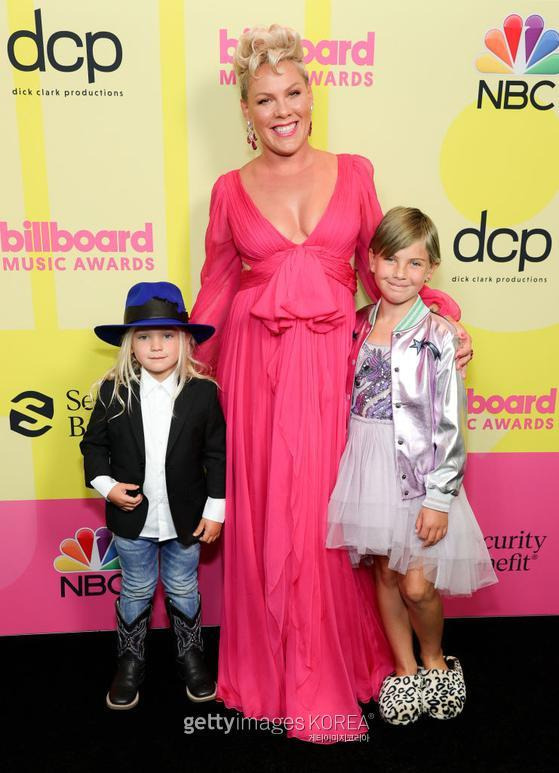 LOS ANGELES, CALIFORNIA - MAY 23: (L-R) In this image released on May 23, Jameson Moon Hart, P!nk, and Willow Sage Hart pose backstage for the 2021 Billboard Music Awards, broadcast on May 23, 2021 at Microsoft Theater in Los Angeles, California. (Photo by Rich Fury/Getty Images for dcp)