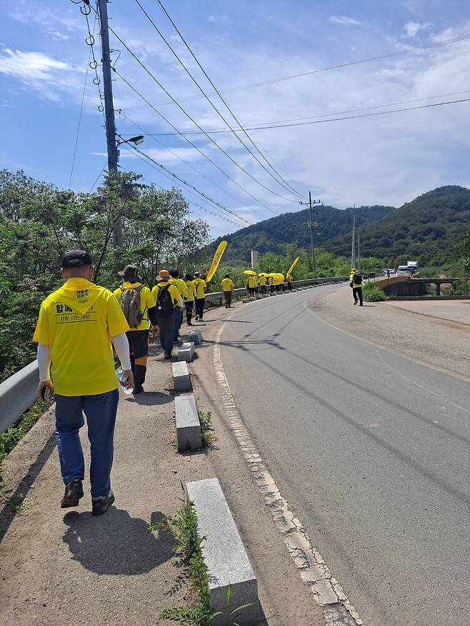 지난 1일부터 23일간 진행된 릴레이 국토대장정 길에 올랐던 최종 주자들이 봉하마을에 도착하고 있다./사진=박비주안 기자