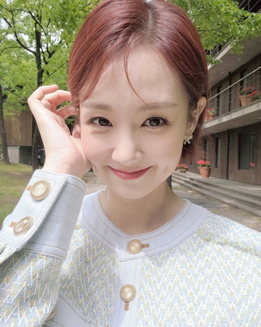 Broadcaster Oh Jin-yeon from Announcer expressed regret for the first half of the year.Oh Jin-yeon told his Instagram on 24 Days, I was a few weeks ahead of the program recording, so I first deal with the settlement of accounts in the first half.How long has it been since this year, and the second half is already beginning. Oh Jin-yeon in the public photo stares at the camera with a fresh smile. His immaculate skin, big eyes, and sharp nose are admiring.The full-length shot, which is wearing a bright two-piece in a fresh recording, also attracts attention. It is envious of its slender height and perfect proportion.Oh Jin-yeon said, I can not have good things, but I want to be able to laugh calmly no matter what situation I face.Looking back, I laughed more than I laughed because I liked it...Oh Jin-yeon is from KBS 32nd Announcer, who turned freelancer in 2015; he is currently appearing on TVNs new Saturday drama Mine.
