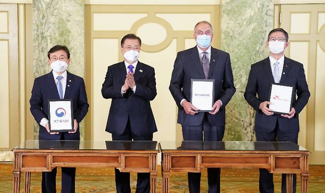 22일 오전(현지시간) 워싱턴 한 호텔에서 열린 '한미 백신 기업 파트너십 행사'에서 문재인 대통령이 참석한 가운데 백신 연구 개발 협력 MOU가 진행되고 있다. 왼쪽부터 권덕철 보건복지부 장관, 문 대통령, 스탠리 어크 노바백스 CEO, 안재용 SK바이오사이언스 대표. 연합뉴스