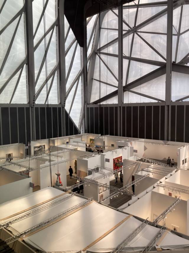 ‘더 셰드’의 외관이 그대로 느껴지는 내부는 층고가 높고 채광이 좋아 아트페어 전시장으로 탁월하다.