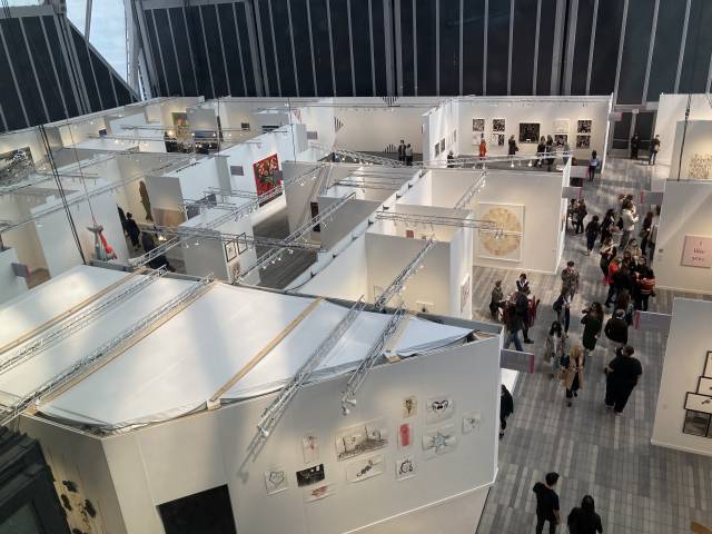 '프리즈 뉴욕'은 코로나19로 지난해 오프라인 행사를 열지 못했지만 올해는 규모를 축소해 개최했고 미술시장 회복의 기대감을 조성했다. 지난 5~9일 열린 행사 전경.