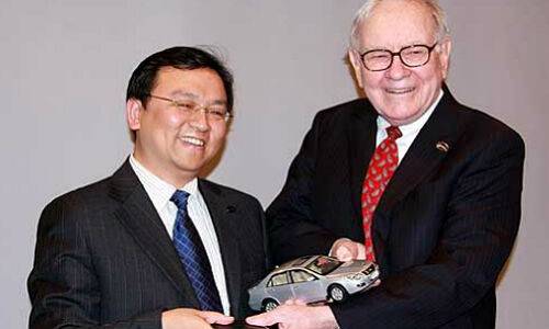 출처: 왕촨푸 비야디 회장(좌)과 워렌버핏