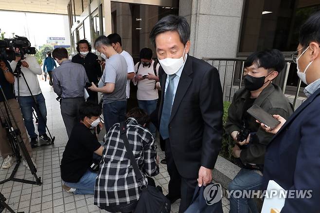 법원 '행정미숙'에 연기된 전두환 항소심 (광주=연합뉴스) 정회성 기자 = 전두환 전 대통령의 5·18 관련 사자(死者)명예훼손 사건의 항소심 공판기일이 열린 24일 광주 동구 광주지방법원에서 전씨의 변호인 정주교 변호사가 기자들 질문에 답한 뒤 떠나고 있다. 이날 공판기일은 법원의 소환장 송달 누락으로 인해 진행하지 못하고 연기됐다. hs@yna.co.kr