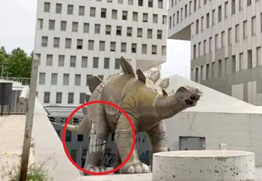 신원 미상의 시신이 발견된 공룡 조각상. (BBC 갈무리)© 뉴스1