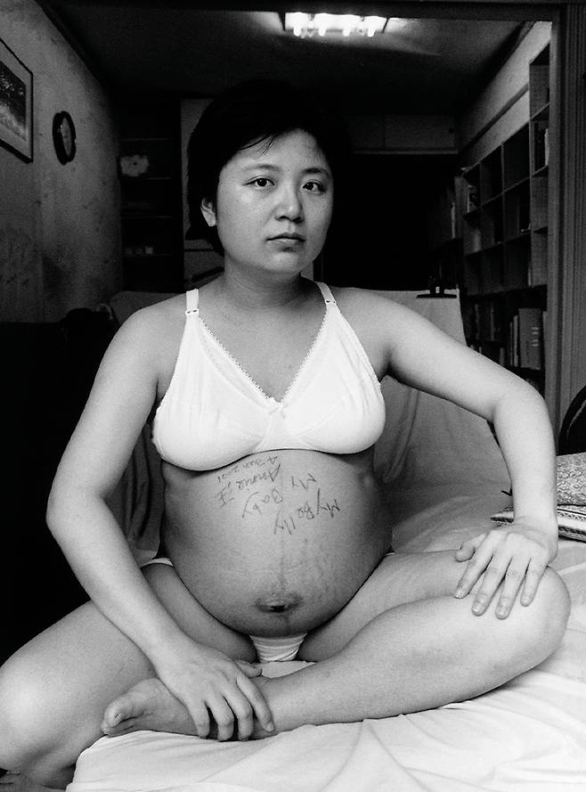 ‘출산 전날 The day before I was due to give birth’, 2001.