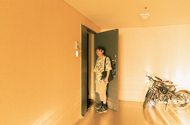 18분. 이날 아빠가 현관문을 여는 데 걸린 시간이다. 발병 초기에는 스스로 뭔가 해내도록 끊임없이 아빠를 부추겼지만 이제는 그런 방식으로 아빠를 대하지 않는다.