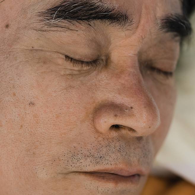 알츠하이머 환자 특유의 공허한 분위기가 있다. 그 모습을 바라보는 나를 의식하는 순간, 아빠는 짐짓 생기 있는 표정을 짓곤 하는데 나름대로 병에 맞서기 위해 애쓰는 중이라는 생각이 들어 가슴이 먹먹하다.