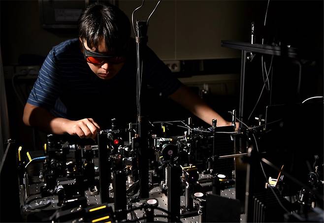 이상민 표준연 책임연구원이 양자 상태 평가 실험을 하는 모습