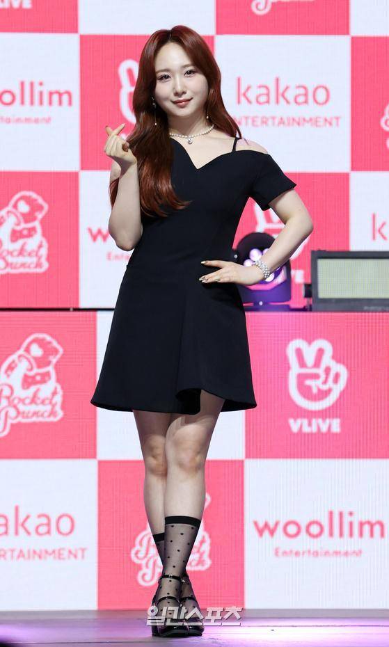 걸그룹 로켓펀치(Rocket Punch)가 17일 오후 서울 용산구 한남동 블루스퀘어에서 첫 번째 싱글 '링링(Ring Ring)' 발매 기념 쇼케이스를 열었다. 로켓펀치(다현, 쥬리, 윤경, 연희, 소희, 수윤) 멤버 쥬리가 포토타임에서 포즈를 취하고 있다. 김진경 기자 kim.jinkyung@jtbc.co.kr/2021.05.17/