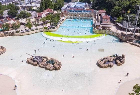 '캐리비안 베이'는 사상 처음으로 예약제 도입했다. 많은 인파가 한꺼번에 모이지 않게 하기 위함이다. 사진 에버랜드