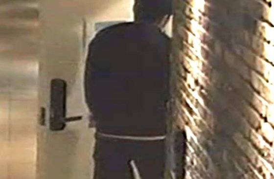 조폭이 알루미늄 배트를 가지고 피해자가 있는 객실로 들어가는 장면이 찍힌 폐쇄회로TV(CCTV) 화면. 사진 전주지검