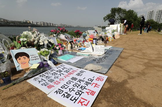 24일 오후 서울 서초구 반포한강공원 수상택시 승강장 인근에 故 손정민군 추모공간이 마련돼 있다. 뉴스1