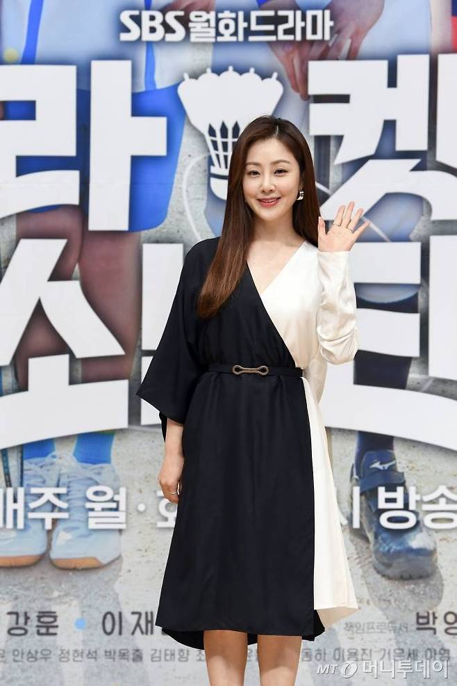 배우 오나라가 25일 오후 온라인 생중계로 진행된 SBS 새 월화드라마 '라켓소년단' 제작발표회에 참석해 포즈를 취하고 있다.  '라켓소년단'은 배드민턴계 아이돌을 꿈꾸는 '라켓소년단'의 소년체전 도전기이자, 땅끝마을 농촌에서 펼쳐지는 열여섯 소년, 소녀들의 성장 드라마다. 오는 31일 첫 방송. / 사진제공 = SBS /사진=김창현 기자 chmt@