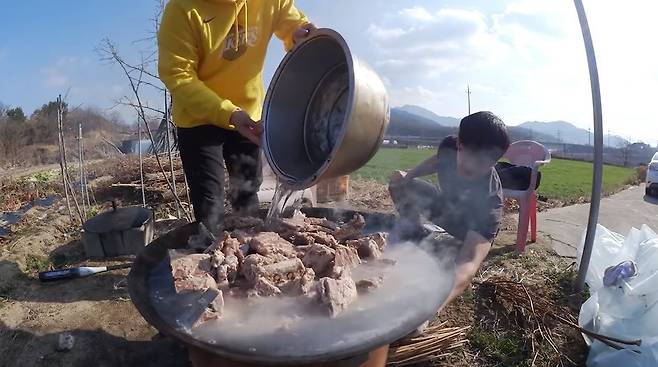 출처: 가마솥 산더미 10kg등뼈 감자탕과 고봉밥 농촌먹방