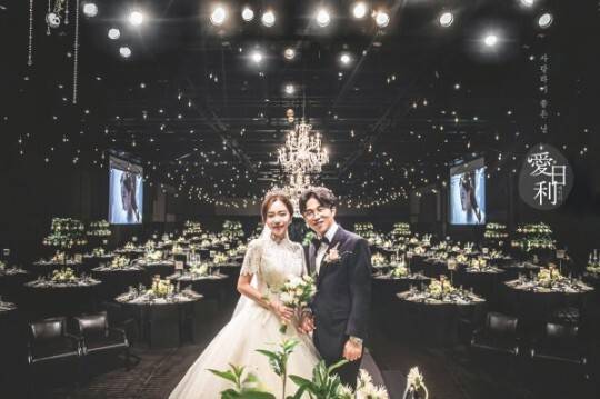 출처: 해피메리드컴퍼니, 웨딩디렉터봉드, 아이테오, 애일리스타일, 모아위, 와일드디아웨딩, 스플렌디노, 마인모리, 신라호텔, 정민경스타일리스트, 수원규중칠우, 블랙슈트, 웨딩21 제공