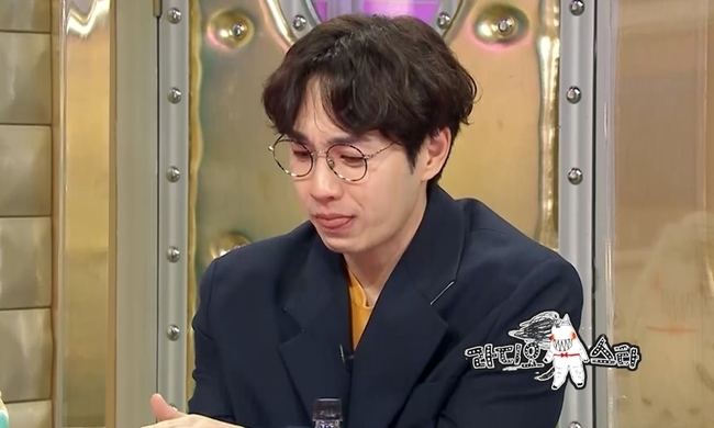 Lee Seok Hoon of Kim Jin-ho, who recently wrote a comeback on the chart Shinhwa, appears on Radio Star to discuss the second day and popular a comeback on the chart.MBC Radio Star (planned by Kang Young-sun / director Kang Sung-ah), which is scheduled to air at 10:30 p.m. on May 26, is featured with four people, Lee Geum-hee, Sung Si-kyung, Lee Seok Hoon, and Tsubok Man (sungwoo Kim Bo-min), who received the eardrums of the whole nation with a heart-warming voice.Lee Seok Hoon recently appeared in Kim Jin-hos complete Kim Jin-ho with Kim Jin-ho and Kim Yong-joon, and performed hit songs such as My Man and Lara.Kim Jin-hos song, which stimulated the nostalgia of viewers, is charted on various music sites after broadcasting and writes a comeback on the chart Shinhwa.Lee Seok Hoon is not the second day when asked by MCs Do you realize the second day?There was no first, he said, adding that he was interested in the popular a comeback on the chart.Lee Seok Hoon, who has been attracting attention as a soft, sweet voice and a friendly brother, is called a guilty man for taking away the hearts of viewers.His past videos and methods are attracting attention and becoming a point of entry for fans.Among them, Baladers face and Lee Seok Hoons body (?) which is not are gathering attention.Tattoo, which has a muscular body and many meanings, appeals to charm. Lee Seok Hoon reveals the background of Tattoo and the meaning of Tattoo.After his son was born, he went to erase Tattoo. He revealed the story of the reversal that received the new world, and he was curious to say that he had responded to 4MCs heyday!Lee Seok Hoon also reveals his story with a warm voice. He first tells an anecdote to J. Y. Park, who had no one-sidedness when he was a singer and had a lot of troubles.Lee Seok Hoon will unveil the unexpected first word that J. Y. Park handed over as soon as he saw himself, and will steal his attention by telling his senior J. Y. Park that he was recognized for this.