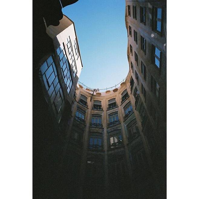 출처: 제니 사진 계정(@lesyeuxdenini)