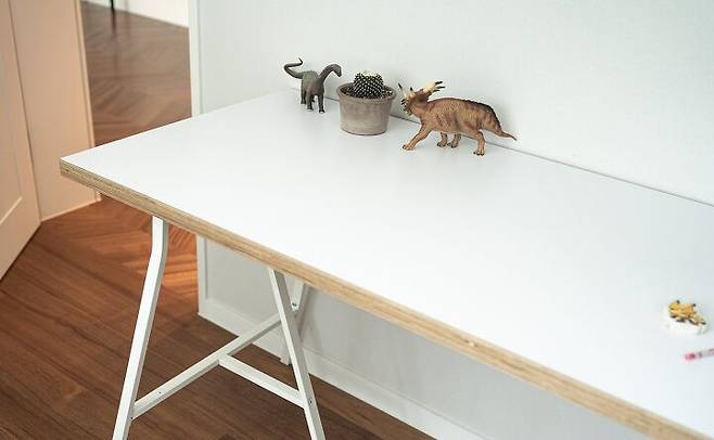 출처: <책상>  정보 보러가기 (▲이미지 클릭)