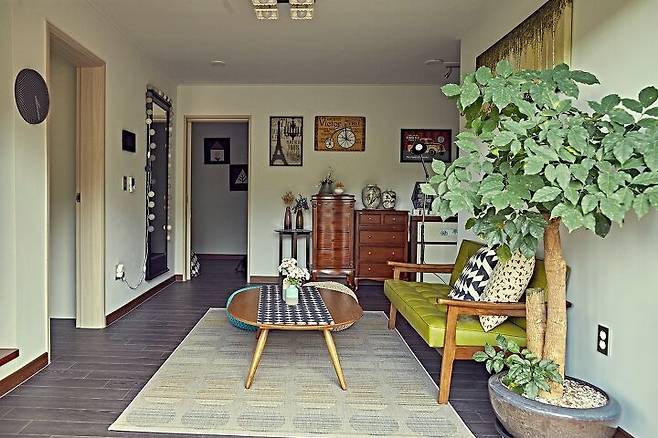 출처: <러그> <2인용 의자> 제품 정보 보러가기 (▲이미지 클릭)