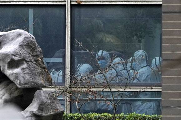 우한 동물질병통제센터 방문하는 WHO조사팀 - 신종 코로나바이러스 감염증(코로나19) 기원을 밝혀내기 위해 중국을 방문하고 있는 세계보건기구(WHO) 조사팀이 2일 방호복을 입고 우한에 있는 후베이성 동물질병통제예방센터를 내부에 모여 있다. AP 연합뉴스