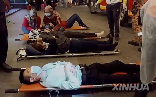 말레이시아 열차 충돌 사고로 들것에 실린 승객 [신화=연합뉴스]