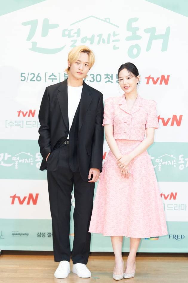 '간동거'에서 강한나(오른쪽)와 김도완은 각각 화려한 비주얼에 반전 매력을 겸비한 전직 구미호 양혜선을, 사랑에 간과 쓸개 다 빼주는 순정호구남 도재진을 연기한다. /사진제공=tvN