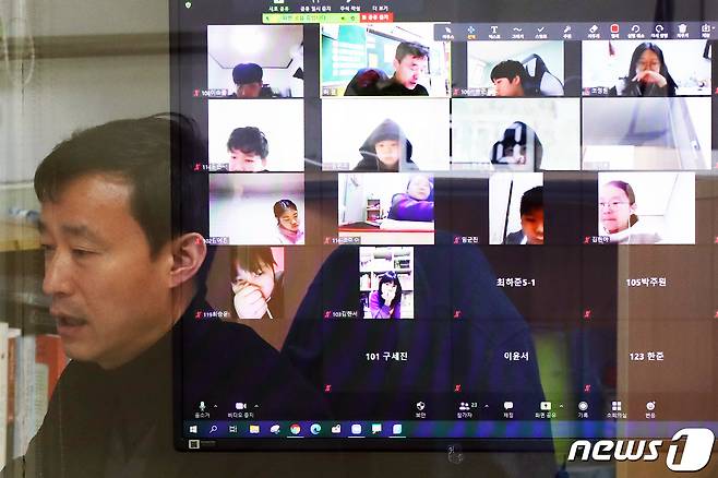 코로나19 확산 이후 학교, 기업, 교회 등의 필수품이 된 화상회의 서비스 줌(Zoom)이 오는 8월 유료전환을 앞두고 적잖은 혼란이 예상된다. 교사와 학생들이 이미 1년 넘게 ‘줌’을 사용하면서 익숙해진 상황에서 타 플랫폼으로 이동할 경우 별도의 사용교육이 또다시 이뤄져야 하기 때문이다.© News1