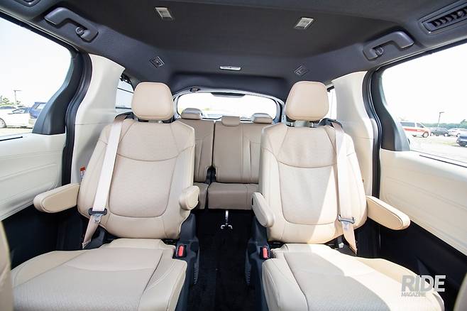 2WD 모델의 경우 2열에 편안함을 높인 오토만 시트가 장착되고, 롱 슬라이드 레일을 더해 훨씬 넓게 공간을 사용할 수 있다.
