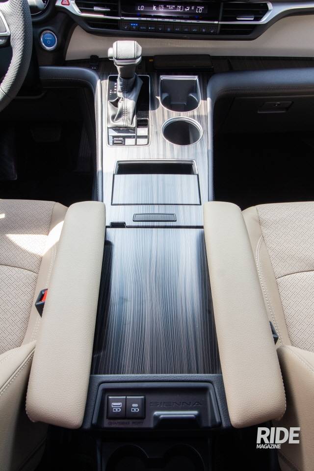 팔걸이 사이에도 넓은 수납공간이 있고, 그 앞쪽 작은 도어에도 작은 물품 수납이 가능하다. 기어 레버 아래쪽으로도 좌우로 뚫린 공간이 있어 정리만 잘 해주면 차량 내부를 깔끔하게 유지할 수 있다.