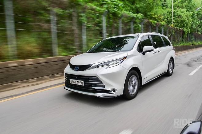 조금 더 공격적인 가격으로 친환경 MPV 보급 확대에 힘을 실었으면 하는 아쉬움이 남는다.