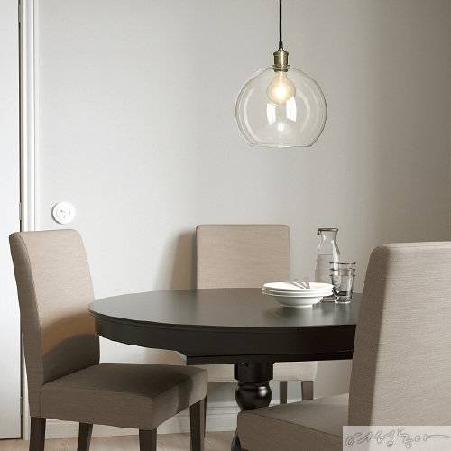 기존의 펜던트 조명에 변화를 주고 싶을 때 활용하면 좋을 전등갓. 신비하고 우아한 분위기를 연출할 수 있다. 300×250×300mm 2만9천9백원(전등 별도) 이케아.