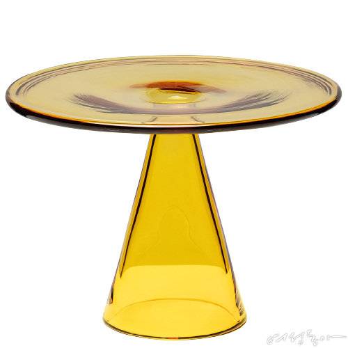 간단한 디저트나 과일을 올려놓으면 좋을 플레이트. 자연물, 소품 등을 올려두면 하나의 인테리어 오브제로도 표현된다. 120×85×120mm 5만5천원 클리어비.