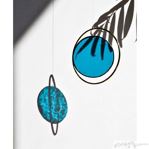 햇빛을 모아 은은하게 퍼트려주는 행잉 오브제, 선캐처. 우주 행성을 스테인드글라스로 표현했다.100×100mm 2만5천9백원 깃들.