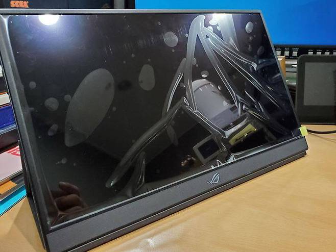 이런 식으로 비스듬하게 쓸 수 밖에 없다 / 게임동아DB