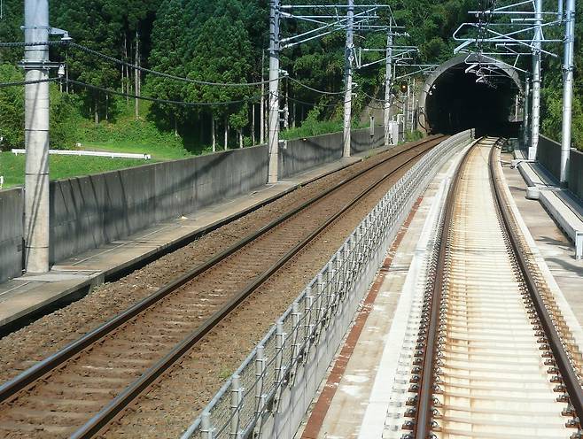 일본은 표준궤인 고속철도 신칸센과 사철을 제외하면 아직도 협궤가 많다. [사진 위키백과]